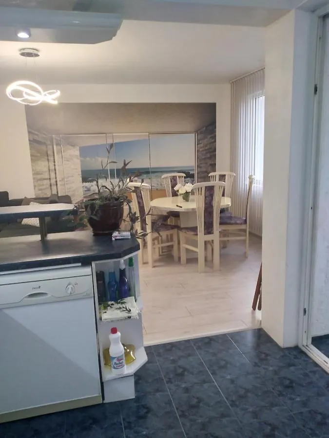 Spacious And Luxury 2 Bedroom Appartment Free Parking Warna Apartament
